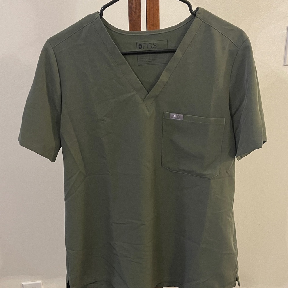 Figs Women’s Olive V-Neck Short Sleeve Tee